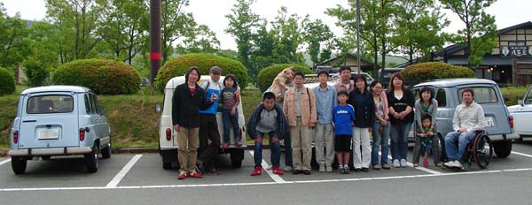 ���ʂ�O�ɏW���ʐ^